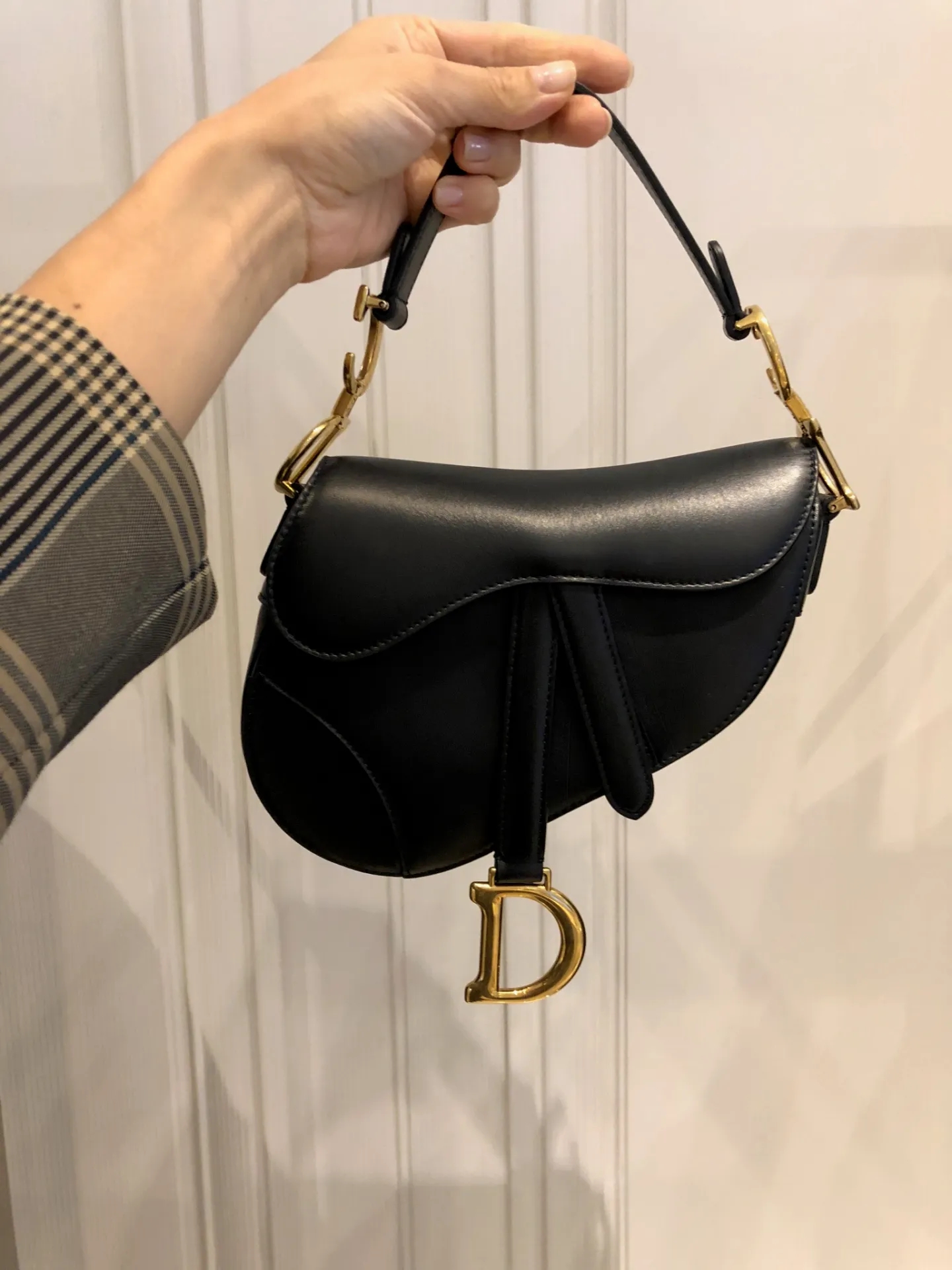 深入穿搭實測|一比一 Dior Saddle Bag 是否會被看穿?真假細節、使用觀感完整解析 高仿圖 2 深入穿搭實測|一比一 Dior Saddle Bag 是否會被看穿?真假細節、使用觀感完整解析 精品圖 2