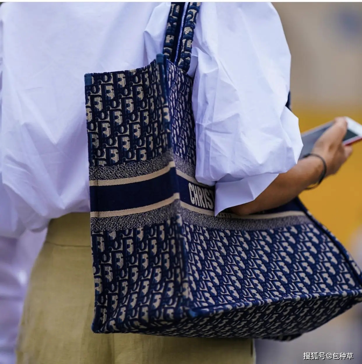 Dior Book Tote 一比一仿包實測:結構、重量與刺繡細節能還原幾分? 高仿圖 1 Dior Book Tote 一比一仿包實測:結構、重量與刺繡細節能還原幾分? 精品圖 1