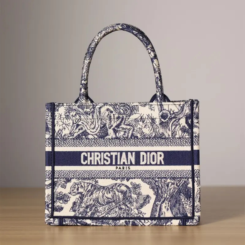 Dior Book Tote 一比一仿包實測:結構、重量與刺繡細節能還原幾分? 高仿圖 2 Dior Book Tote 一比一仿包實測:結構、重量與刺繡細節能還原幾分? 精品圖 2
