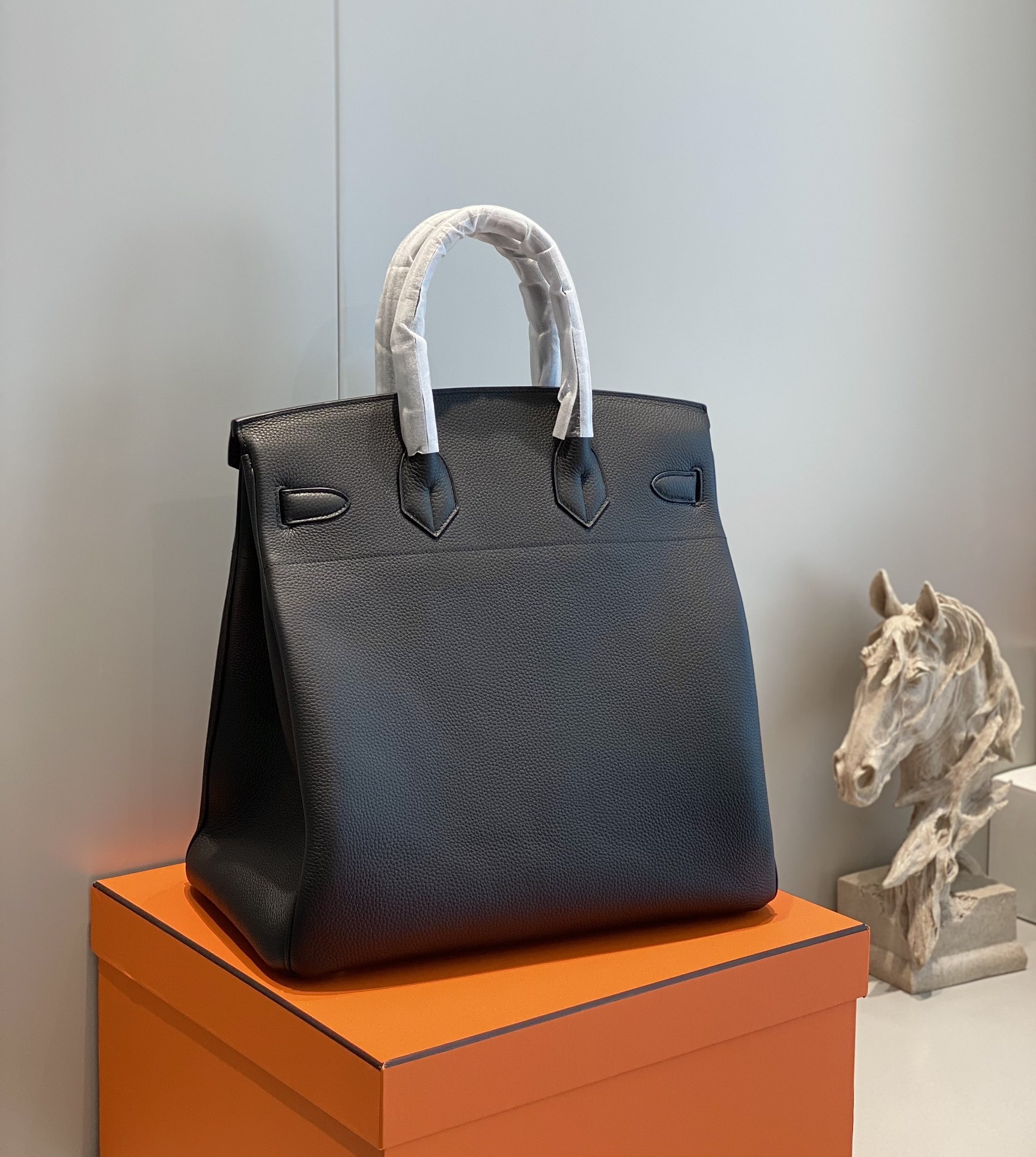 Hermès Birkin HAC 38 黑色銀扣手提包實測|氣場、細節與實用性全面解析 高仿圖 2 Hermès Birkin HAC 38 黑色銀扣手提包實測|氣場、細節與實用性全面解析 精品圖 2