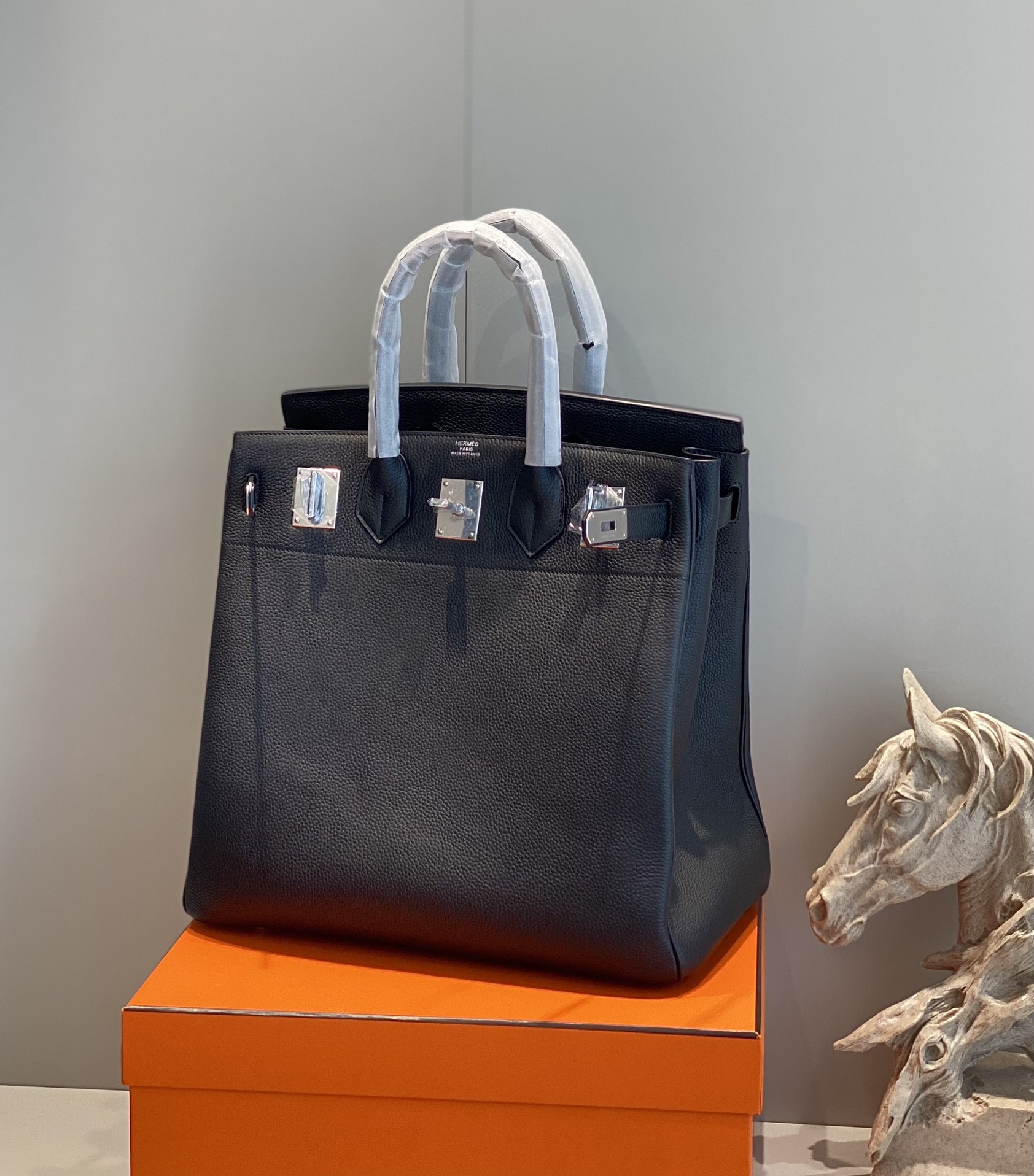 Hermès Birkin HAC 38 黑色銀扣手提包實測|氣場、細節與實用性全面解析 高仿圖 4 Hermès Birkin HAC 38 黑色銀扣手提包實測|氣場、細節與實用性全面解析 精品圖 4