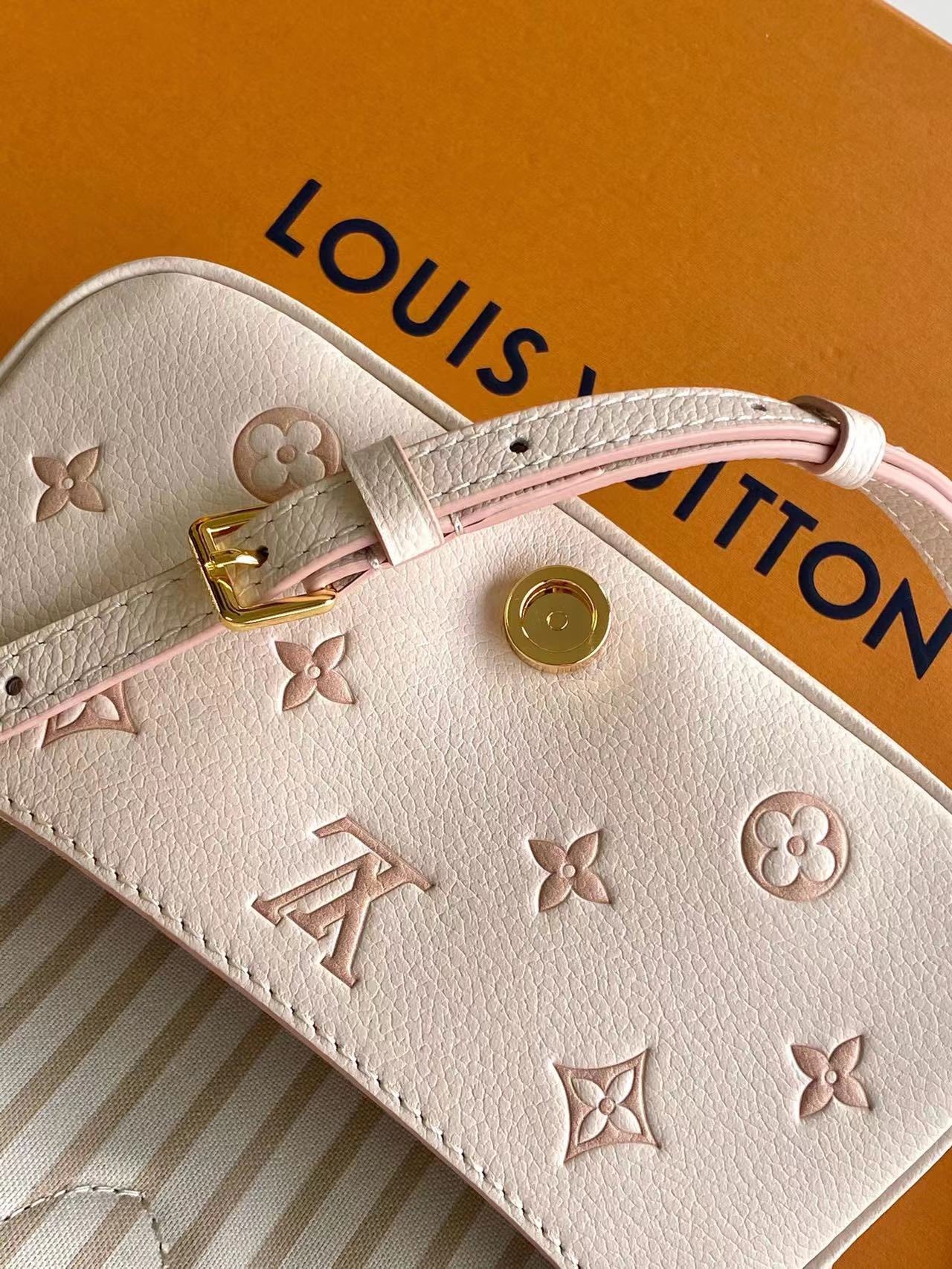 LV M13642 Nano Diane 高仿手袋｜細節還原與使用體驗的全方位深度解析 精品圖 3