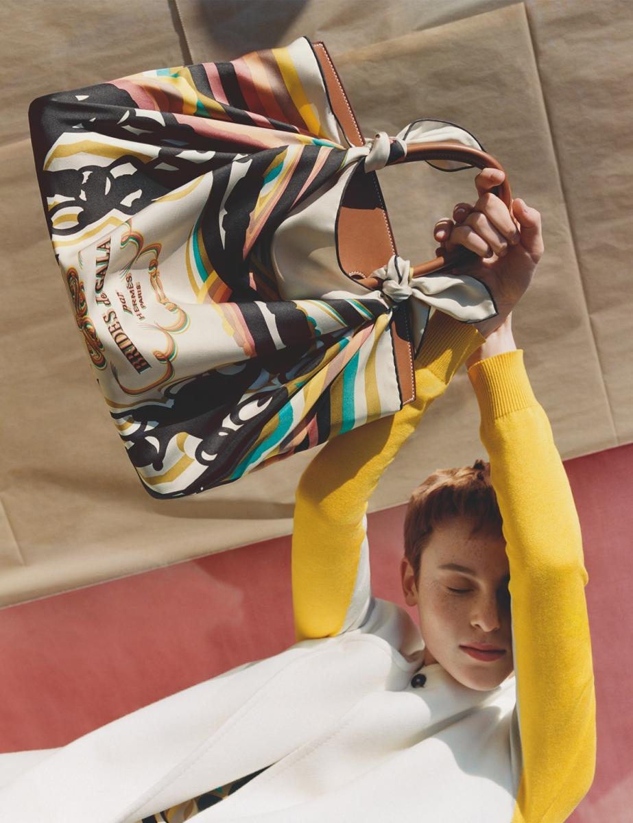 愛馬仕絲巾高級仿製穿搭建議:優雅與品味的藝術 | 時尚搭配全指南 高仿圖 2 愛馬仕絲巾高級仿製穿搭建議:優雅與品味的藝術 | 時尚搭配全指南 精品圖 2