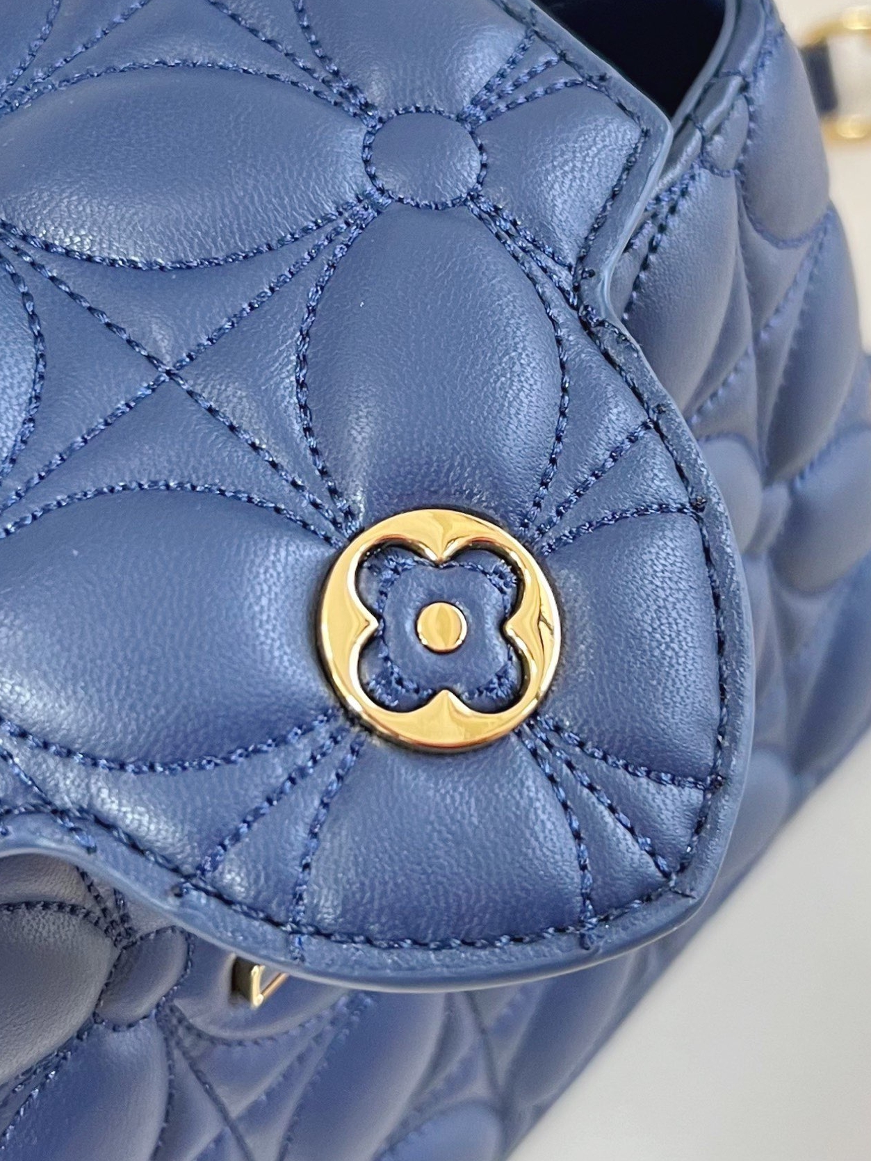 深度解析LV深藍色四葉草鏈條包 | 高仿精品與正品工藝對照分析 高仿圖 3 深度解析LV深藍色四葉草鏈條包 | 高仿精品與正品工藝對照分析 精品圖 3